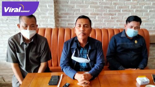 H Ishak Mekki Ketua DPD Partai Demokrat Sumsel beri keterangan pada awak media. FOTO : VIRALSUMSEL.COM
