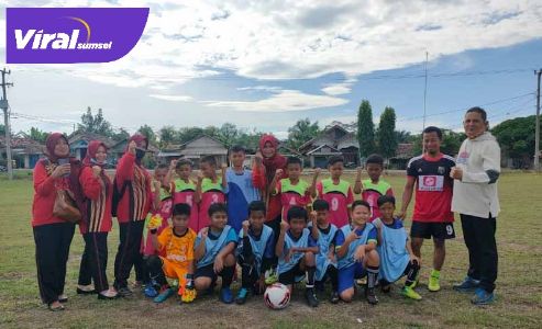 Para pemain SSB Putra Berlian Junior bersama SD Negeri Tungkal Makmur. FOTO : VIRALSUMSEL.COM