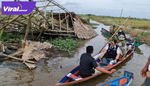 Gubernur Sumsel H Herman Deru meninjau lokasi bencana alam puting beliung di Ogan Ilir. FOTO : VIRALSUMSEL.COM