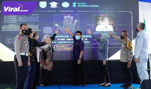 Herman Deru usai melaunching stiker hologram di Kantor bersama Samsat Wilayah Palembang I Kapten A. Rivai Palembang, Jumat (26/2/2021). FOTO : VIRALSUMSEL.COM