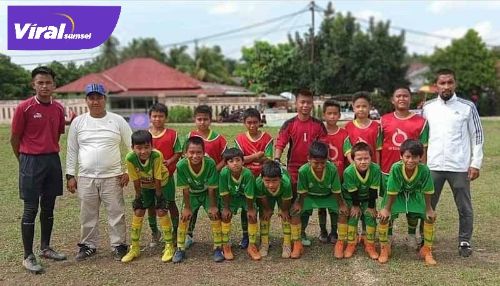 Para pemain Elmas Hijau dan Kuning sebelum laga semifinal Surya Cup U-12. FOTO : VIRALSUMSEL.COM