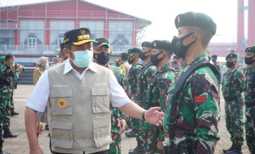 Gubernur Sumsel H. Herman Deru saat memimpin apel gelar pasukan Kompi Tracer dan Kompi Vaksinator. FOTO : VIRALSUMSEL.COM