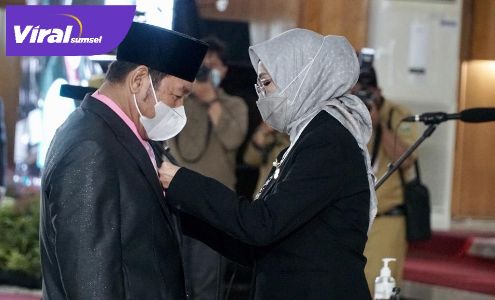 Ketua DPRD Provinsi Sumsel, Hj. R.A. Anita Noeringhati berikan ucapan selamat pada H. Solehan Ismail. FOTO : VIRALSUMSEL.COM