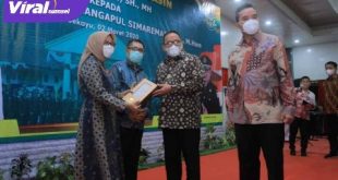 Bupati Dr H Dodi Reza Alex Noerdin Lic Econ MBA berikan kejutan spesial kepada Kajari Muba yang baru Marcos Marudut Mangapul Simaremare, SH Mhum. FOTO : VIRALSUMSEL.COM