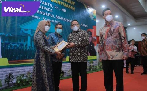 Bupati Dr H Dodi Reza Alex Noerdin Lic Econ MBA berikan kejutan spesial kepada Kajari Muba yang baru Marcos Marudut Mangapul Simaremare, SH Mhum. FOTO : VIRALSUMSEL.COM