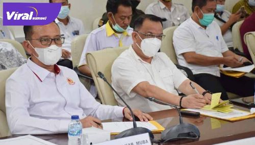 Ketua Umum KONI Muba Raflen ST bersama Staf Khusus Bupati Achmad Haris. FOTO : VIRALSUMSEL.COM