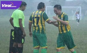 Ratu Dewa Presiden Klub PS Palembang digantikan pemain lain dalam ajang Betaji Cup. FOTO : VIRALSUMSEL.COM