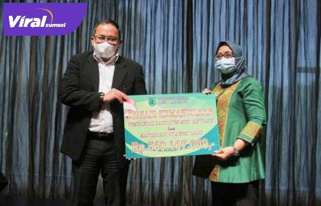 Dodi Reza Alex Bupati Muba serahkan bantuan pada Wakil Gubernur Sulbar Enny Anggraeny Anwar. FOTO : VIRALSUMSEL.COM