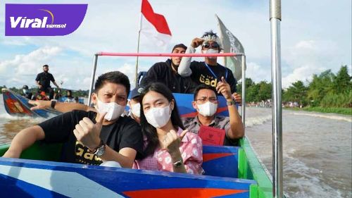 Panca Wijaya Akbar Bupati Ogan Ilir bersama isteri buka kejuaraan bidar mini. FOTO :VIRALSUMSEL.COM