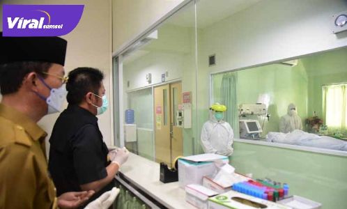 H Harnojoyo Walikota Palembang bersama Gubernur Sumsel H Herman Deru di RS Charitas. FOTO : VIRALSUMSEL.COM