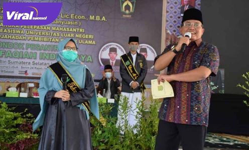 Dodi Reza memberikan kuliah umum Pelepasan Mahasantri Penerima Beasiswa Universitas Luar Negeri Program Mujahadah Pembibitan Kader Ulama Pondok Pesantren Al-Ittifaqiah Indralaya. FOTO : VIRALSUMSEL.COM