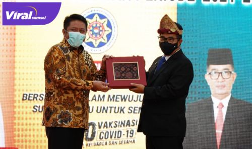 Gubernur Sumsel H Herman Deru dengan Direktur Jenderal Otonomi Daerah Kemendagri Drs Akmal Malik MSi. FOTO : VIRALSUMSEL.COM