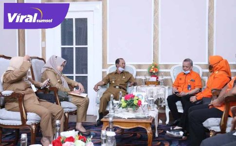 H Harnojoyo Walikota Palembang bersama Nanang Prasetyo, Manager UP3 kota Palembang. FOTO : VIRALSUMSEL.COM