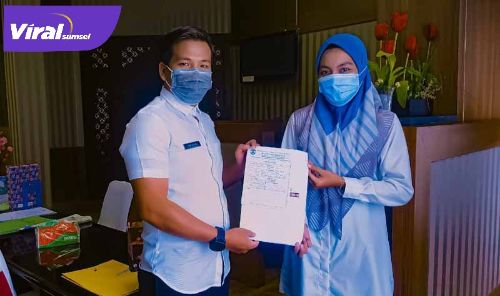 Dedi Busro Ketua FKSB menyerahkan surat terbuka untuk Bupati. FOTO : VIRALSUMSEL.COM
