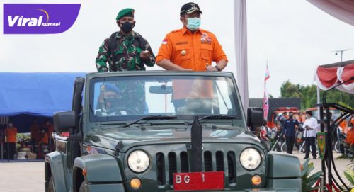 Herman Deru Gubernur Sumsel apel Kesiapsiagaan Personil dan Peralatan Karhutbunla 2021 di Kebun Raya Sriwijaya Ogan Ilir. FOTO : VIRALSUMSEL.COM