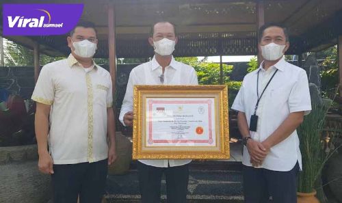 Kepala DPMPTSP Kota Palembang Dr. H. Akhmad Mustain, S.STP., M.S, bersama Walikota Harnojoyo dan Sekda Ratu Dewa. FOTO : VIRALSUMSEL.COM
