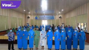 Penasehat GOW Kota Lubuklinggau Hj.Yetti Oktarina Prana pose bersama usai pimpin rapat kerja lll GOW Kota Lubuklinggau masa bhakti 2018-2023. FOTO : VIRALSUMSEL.COM