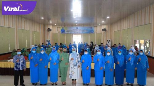 Penasehat GOW Kota Lubuklinggau Hj.Yetti Oktarina Prana pose bersama usai pimpin rapat kerja lll GOW Kota Lubuklinggau masa bhakti 2018-2023. FOTO : VIRALSUMSEL.COM