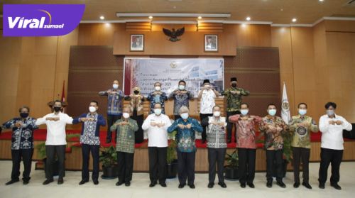 Gubernur Sumsel H Herman Deru usai menyerahkan laporan keuangan pemerintah daerah tahun anggaran 2020 di Kantor BPK Perwakilan Sumsel. FOTO : VIRALSUMSEL.COM