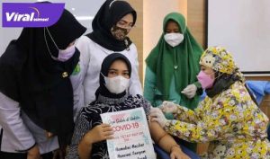 Wakil Ketua Tim Penggerak PKK Kabupaten Muba Susi Imelda Beni Hernedi divaksin Covid-19. FOTO : VIRALSUMSEL.COM