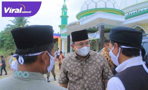 Dodi Reza Alex Bupati Musi Banyuasin bincang dengan warga usai Safari Jumat. FOTO : VIRALSUMSEL.COM
