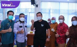 Kepala Dinas Kominfo Palembang, H. Edison saat meninjau langsung proses vaksinasi. FOTO : VIRALSUMSEL.COM