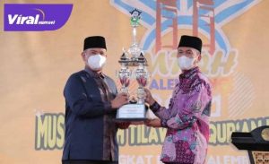 Sekda Kota Palembang Ratu Dewa menyerahkan hadiah juara umum MTQH Palembang. FOTO : VIRALSUMSEL.COM