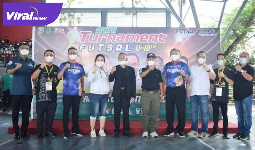 Sekda Muba Apriyadi bersama Ketua Asosiasi Futsal Sumsel Islah Taufik Effendy buka Turnamen Futsal U-18. FOTO : VIRALSUMSEL.COM