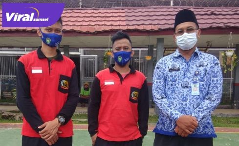 Dua narapidana kasus teroris Sapriyanto dan Eko Setiawan paduan suara upacara hari kesadaran nasional. FOTO : VIRALSUMSEL.COM