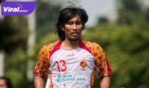 Budi Sudarsono pakai jersey Sriwijaya FC. FOTO : IG