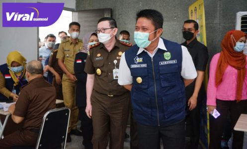 Gubernur Sumsel H Herman Deru meninjau vaksinasi dosis pertama bagi 360 orang pegawai di lingkungan Kejati Sumsel. FOTO : VIRALSUMSEL.COM