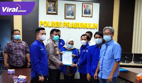 Ketua DPC Partai Demokrat Kota Prabumulih Marhaili Sutomo berikan maklumat partai pada Polres Prabumulih. FOTO : VIRALSUMSEL.COM