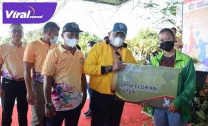 Dodi Reza Alex Bupati Musi Banyuasin berikan bonus pada juara futsal. FOTO : VIRALSUMSEL.COM