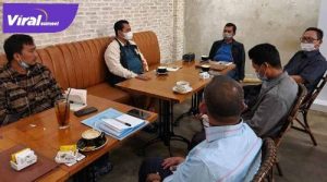 H Ishak Mekki Anggota DPR RI diskusi dengan Bupati Banyuasin Askolani. FOTO : VIRALSUMSEL.COM