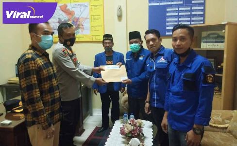 Ketua DPC Partai Demokrat Banyuasin Imam Mahmudi berikan mahklumat partai pada Polres Banyuasin. FOTO : VIRALSUMSEL.COM