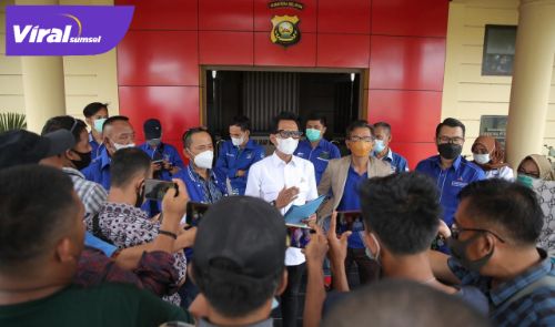H Handry Pratama Putra SE Plt Ketua DPC Partai Demokrat Ogan Ilir berikan keterangan pada awak media. FOTO : VIRALSUMSEL.COM