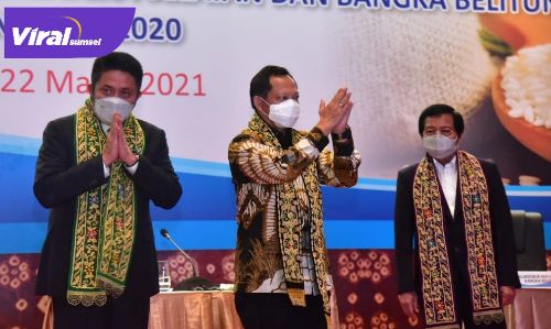Gubernur Sumsel H Herman Deru saat conference pers usai menggelar RUPS Tahunan Bank Sumsel Babel tahun 2020 di Hotel Fairmont Jakarta. FOTO : VIRALSUMSEL.COM