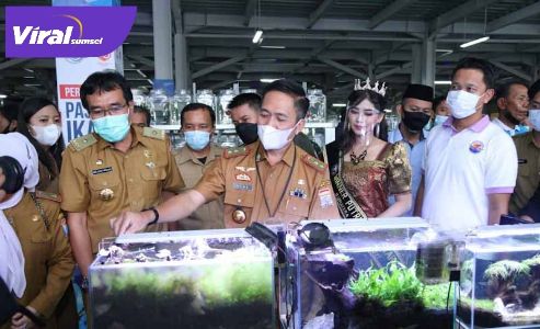Ratu Dewa Sekda Kota Palembang buka Sentra Pasar Ikan Hias di PIM Palembang. FOTO : VIRALSUMSEL.COM