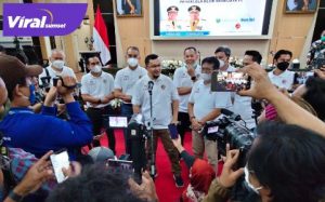 Presiden Sriwijaya FC H Hendri Zainuddin beri keterangan pada wartawan. FOTO : VIRALSUMSEL.COM