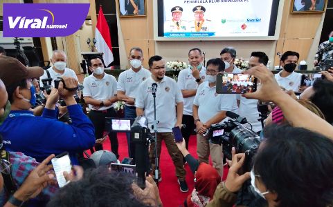 Presiden Sriwijaya FC H Hendri Zainuddin beri keterangan pada wartawan. FOTO : VIRALSUMSEL.COM