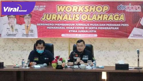 H Hendri Zainuddin Ketua Umum KONI Sumsel jadi narasumber dalam Workshop Jurnalis Olahraga. FOTO : VIRALSUMSEL.COM