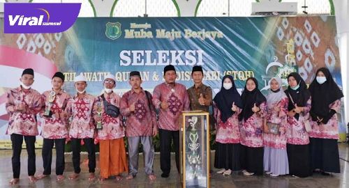 Tim STQH Kecamtan Bayung Lencir bersama trofi juara. FOTO : VIRALSUMSEL.COM