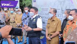 Gubernur Sumsel H Herman Deru bersama Walikota Palembang H Harnojoyo beri keterangan pada awak media. FOTO : VIRALSUMSEL.COM