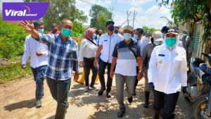 Wakil Walikota Palembang Fitrianti Agustinda meninjau lokasi banjir. FOTO : VIRALSUMSEL.COM