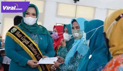 Ketua TP PKK Banyuasin dr. Sri Fitriyanti Askolani memberikan bantuan secara simbolis. FOTO : VIRALSUMSEL.COM