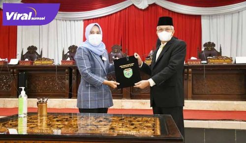 Wakil Ketua DPRD Sumsel Kartika Sandra Desi berikan hasil reses pada Wakil Gubenrur Sumsel H Mawardi Yahya. FOTO : VIRALSUMSEL.COM
