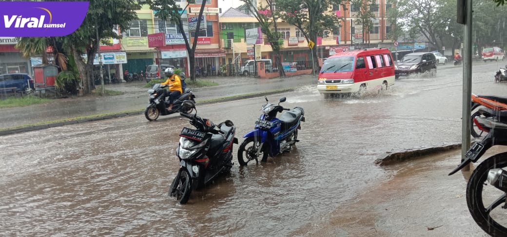 Jalan pada Jalan Ahmad Yani, Simpang Tangga Takat tergenag saat hujan pagi tadi. FOTO : VIRALSUMSEL.COM