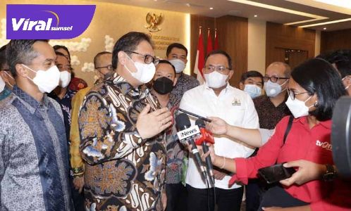Bupati Muba Dr Dodi Reza Alex Noerdin Lic Econ MBA dampingi Menko Perekonomian Airlangga Hartarto beri keterangan pada wartawan. FOTO : VIRALSUMSEL.COM