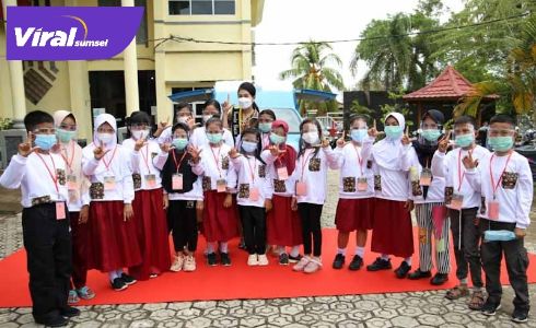 Bunda Baca Kabupaten Muba Hj Thia Yufada Dodi Reza bersama peserta lomba Bertutur atau Bercerita tingkat SD/MI. FOTO : VIRALSUMSEL.COM