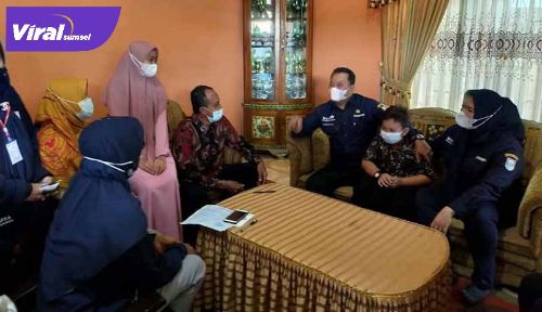 Bupati Banyuasin, H. Askolani, SH., MH dan keluarga terima tim Pendataan Keluarga Tahun 2021. FOTO : VIRALSUMSEL.COM